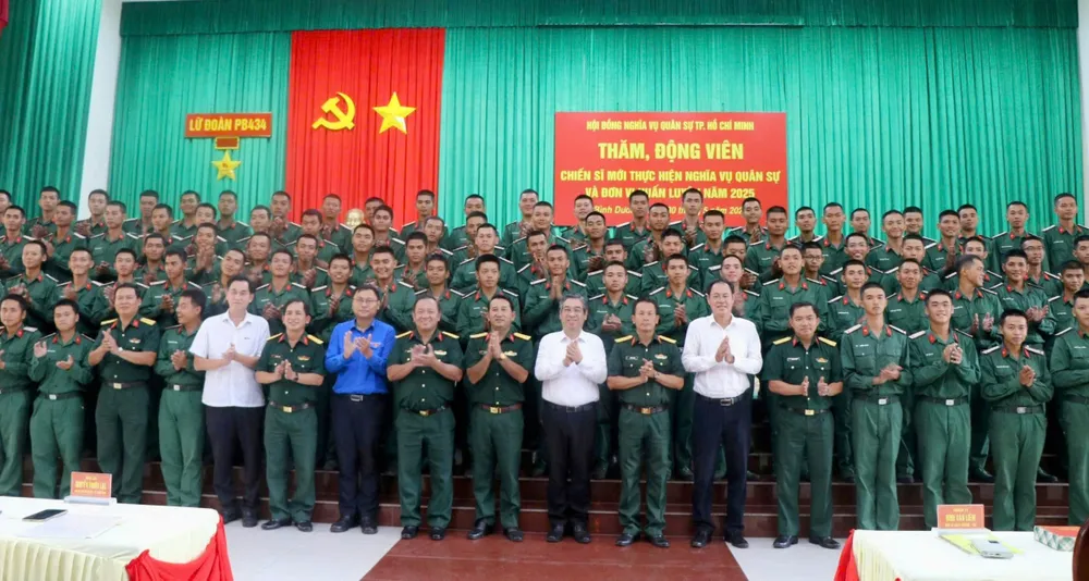 The delegation took a souvenir photo at Brigade 434 z6655455502906_6a4514f9b7c594899d2bb13b9b9823d0.jpg