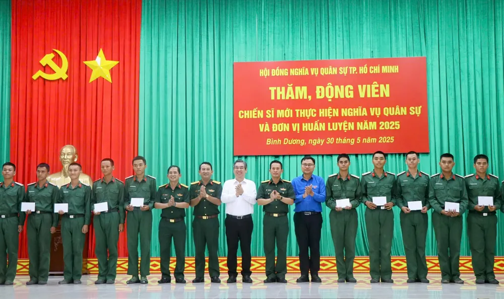 The delegation gave gifts to encourage new soldiers. z6655457289413_d96c6454a9bd7ca7338bd0fb876119fc.jpg