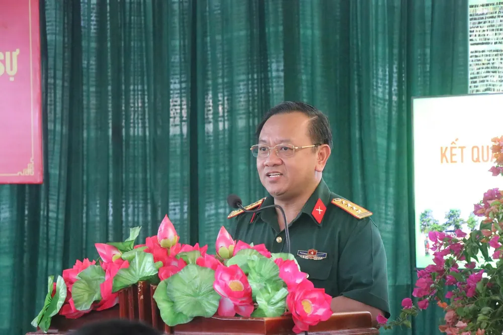 Colonel Nguyen Thanh Trung shares with new soldiers at Battalion 3 z6655461302414_21c7f50baea4943983353a7e62b841fe.jpg