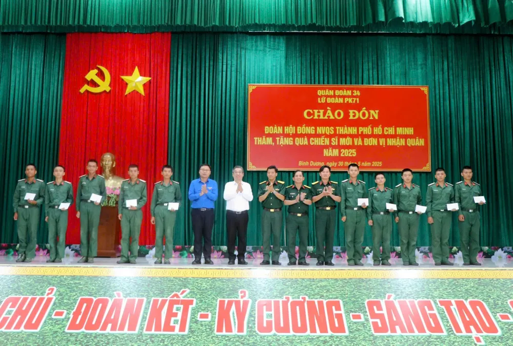 The delegation presented gifts to encourage new soldiers at Brigade 71 z6655464522931_6a98d6335412ff3bb482c6747f6e994c.jpg