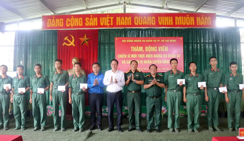 The delegation presented gifts to new soldiers of Ho Chi Minh City. z6655466393839_6e8be721a9428d9d7f2108e82211197b.jpg