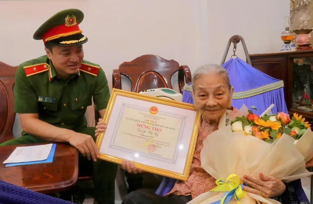 Thiếu tướng Mai Hoàng trao quà chúc thọ cụ bà Lê Thị Tý z6671233227272_9402371163d9aec8753741ab2e82699f.jpg