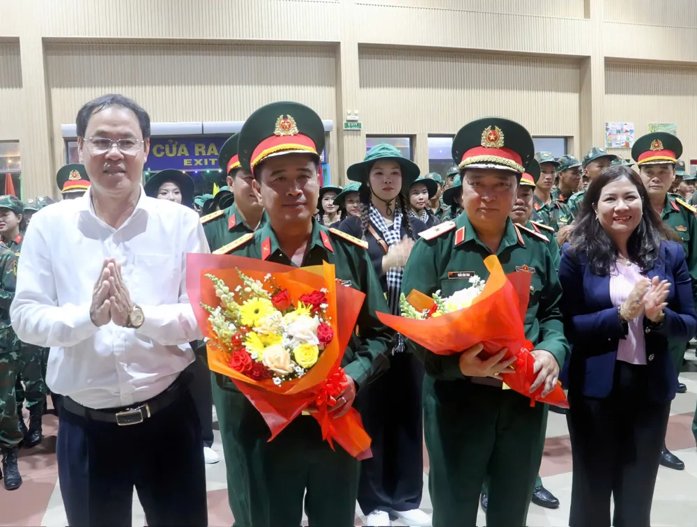 Phó Chủ tịch Thường trực Ủy ban MTTQ Việt Nam TPHCM Nguyễn Thành Trung tặng hoa chúc mừng lãnh đạo đoàn công tác z6672080199822_281e594b2a48e7c31f51e01257fc0b54.jpg