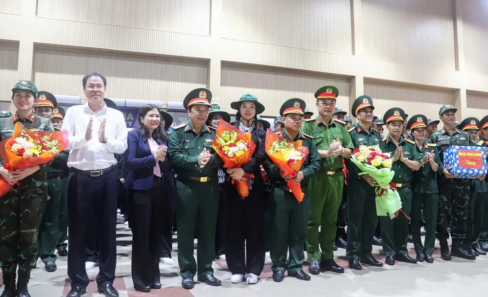 Lãnh đạo TPHCM tặng hoa chúc mừng cán bộ, chiến sĩ đi thực hiện nhiệm vụ z6672082262541_a3034fe7d68925eed4f6963a64d2fb44.jpg