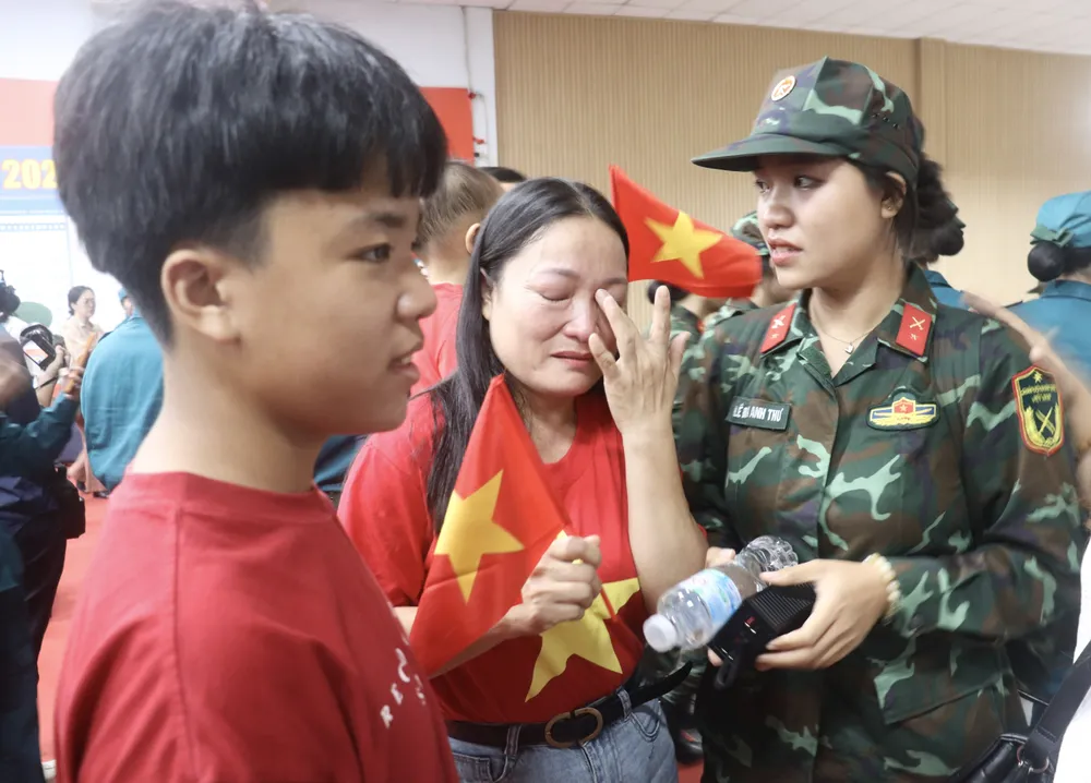 Anh Thư cùng mẹ trước giờ lên tàu z6672246929523_20b58c0cfb9e6b3435f5e8d4932661b5.jpg