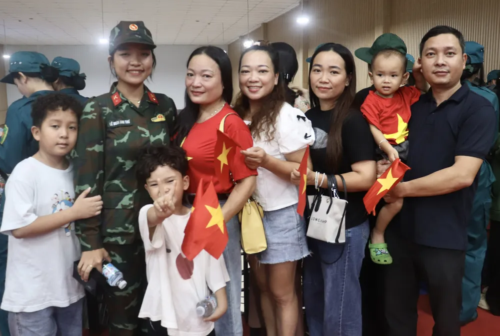 Gia đình đến ga Sài Gòn tiễn Anh Thư đi thực hiện nhiệm vụ z6672246993626_ce2debcfc3b53781be08c3e0319e2d64.jpg