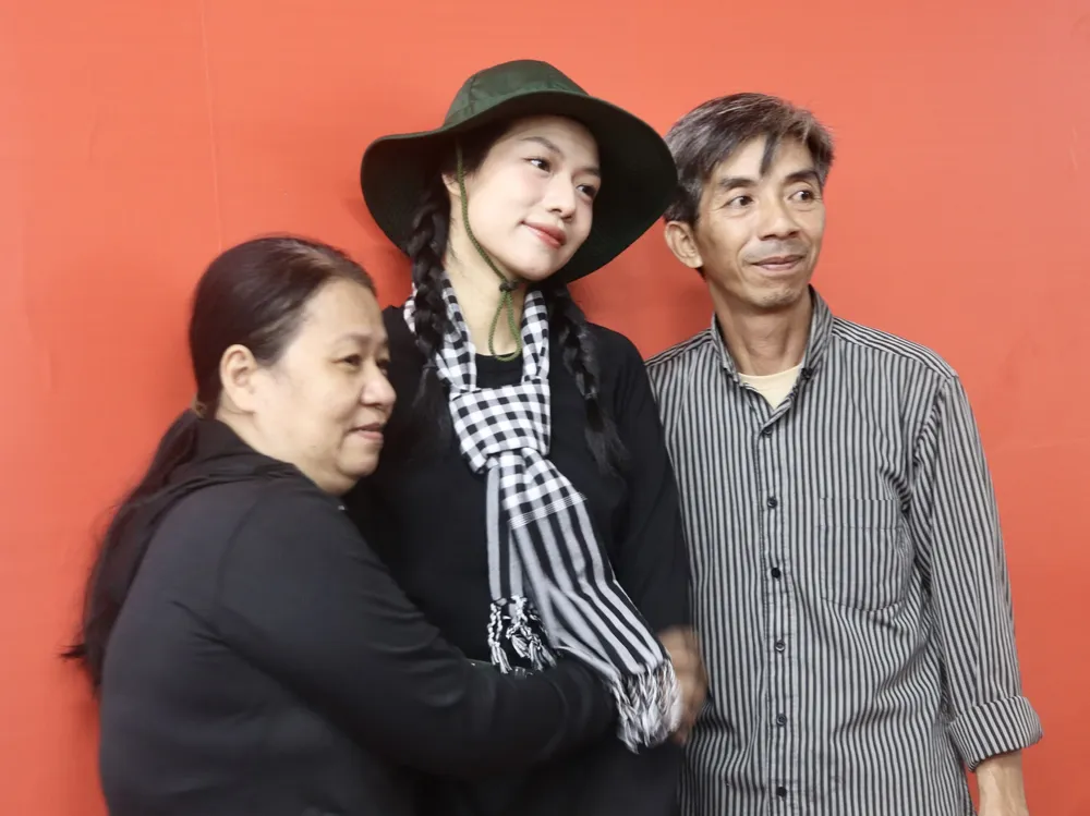 Thi Thơ chụp hình kỷ niệm cùng ba mẹ z6672247152811_f6e5064af5801d8931dfc493ec43bb38.jpg