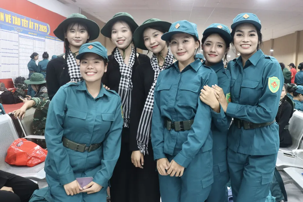 Mai Thảo Vy (thứ 4 từ phải qua) chụp hình cùng đồng đội z6672247413488_7c906693a837ad53d329f39ab32c3818.jpg