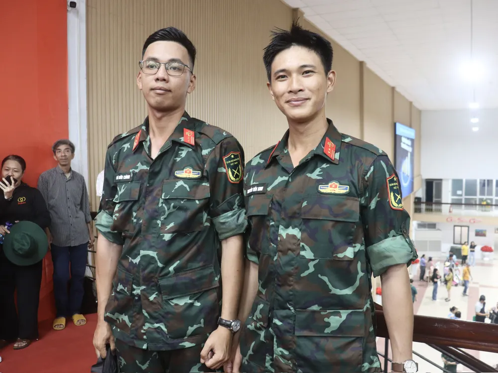 Tiến Sinh (bên phải) chụp hình kỷ niệm cùng đồng đội z6672247756021_6912846bbfe3881a0c0adccfc56f0afe.jpg