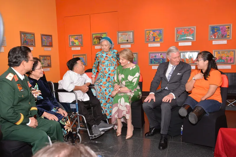 La Asociación de Ciudad Ho Chi Minh para las Víctimas del Agente Naranja/Dioxina da la bienvenida a los Reyes de Bélgica. FOTO: Asociación de Ciudad Ho Chi Minh para las Víctimas del Agente Naranja/Dioxina 21-1.jpg