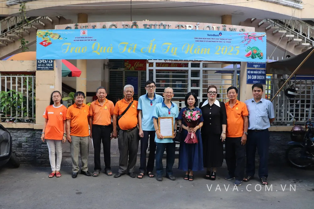 Entrega de regalos a las víctimas del Tet con motivo del Tet 2025. FOTO: Asociación de Víctimas del Agente Naranja/Dioxina de la Ciudad de Ho Chi Minh 6.jpg