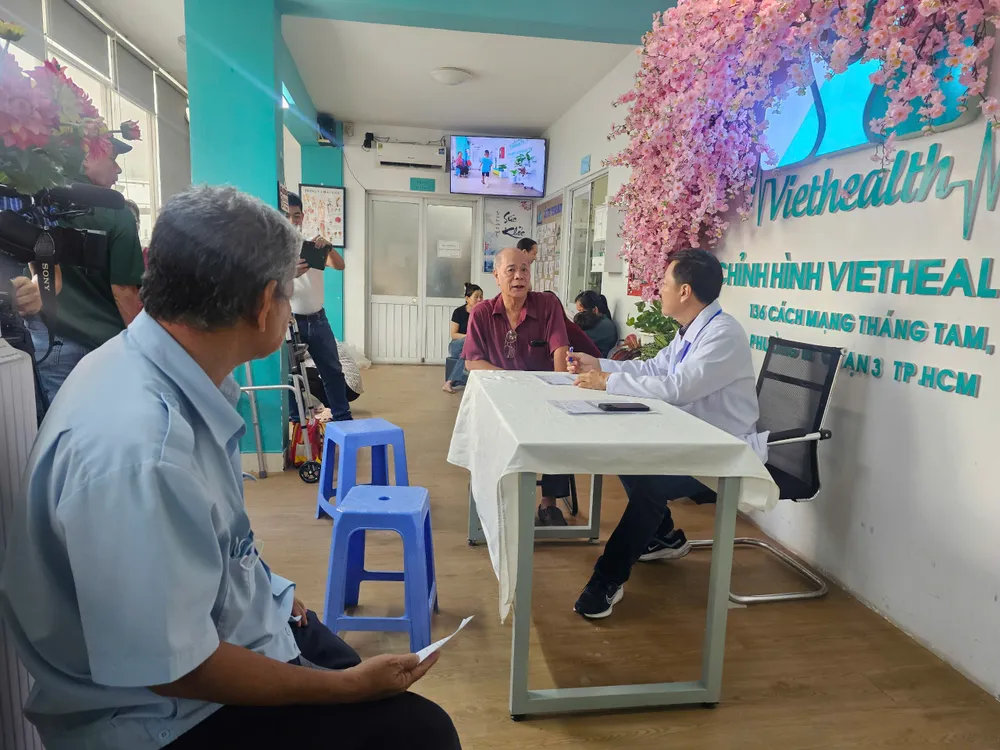Các thương binh được thăm khám tại Phòng khám VietHealth z6674165508192_8ae7507469273f49133a807fe604acac.jpg