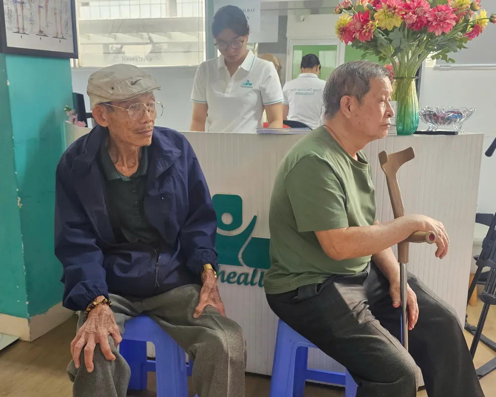 Ông Kiều (bên trái) chờ đến lượt thăm khám z6674165511614_206e037a19f6b9ee1f659b06f9856b9f.jpg