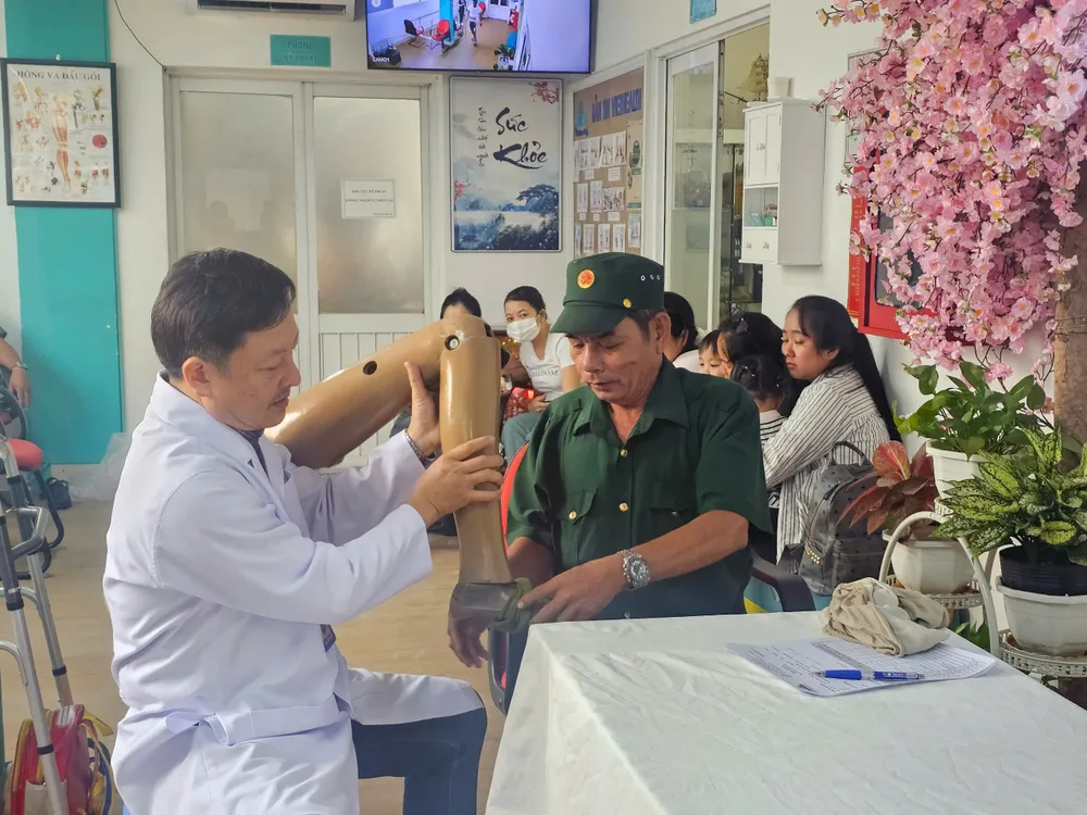 Bác sĩ Huỳnh Văn Phi thăm khám cho thương binh Trần Văn Dũng z6674559566437_3d40ea310340b79283a74268e725c5e0.jpg