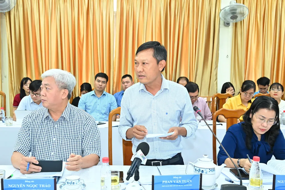 សមមិត្ត Phan Van Tuan អនុប្រធាននាយកដ្ឋានសំណង់ទីក្រុងហូជីមិញ ថ្លែង។ រូបថត៖ VIET DUNG z6678421655620_3972d063029d3dc39268c6170d029edf.jpg