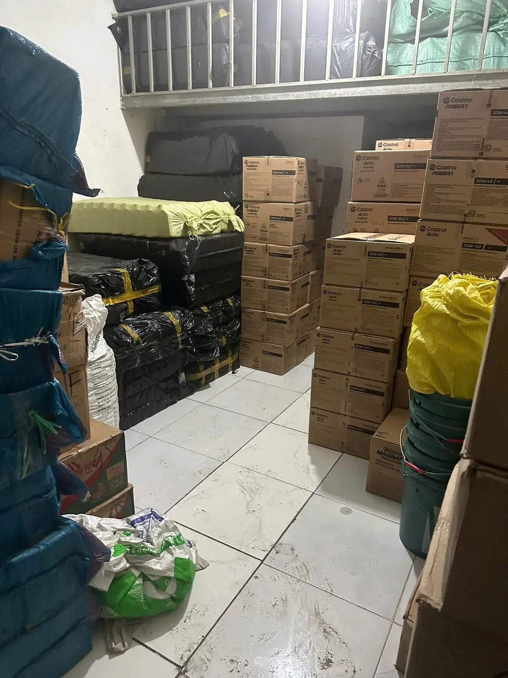 Các thùng nhớt giả bị công an thu giữ. Ảnh: CA z6679526190114_fd7be20d903c08bc6ecedf77b7d72b25.jpg