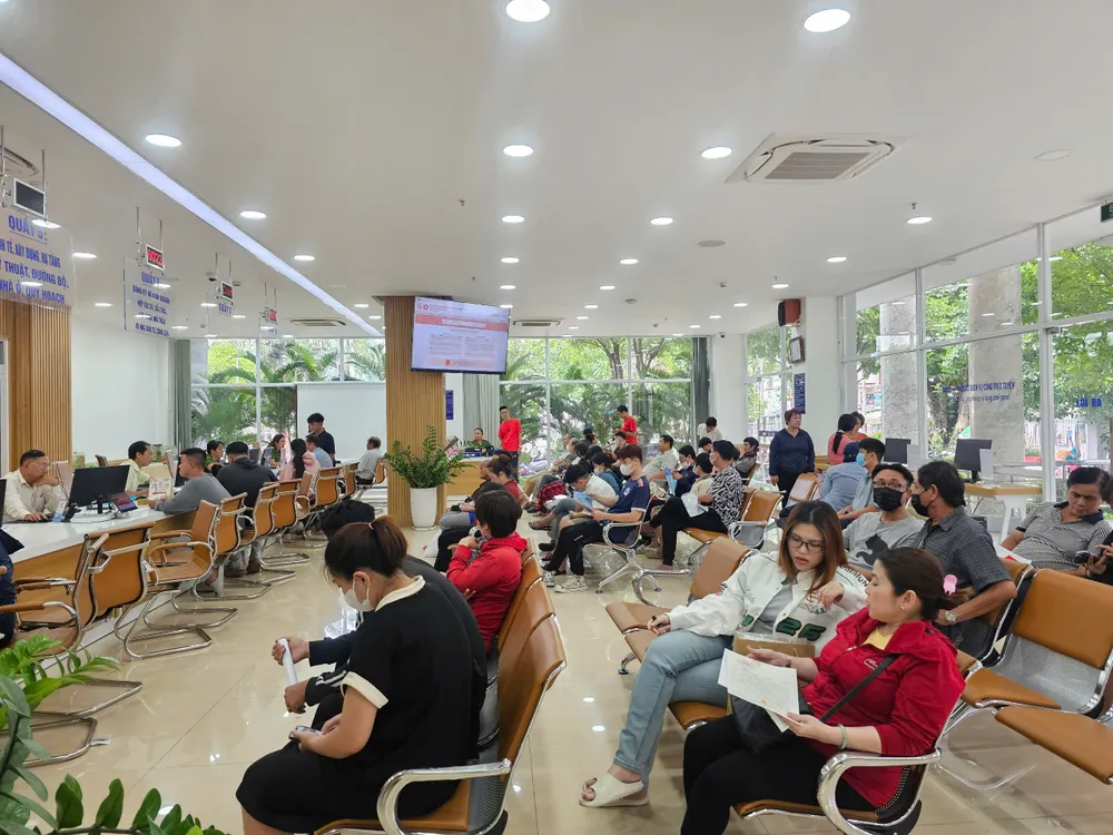 Người dân chờ làm thủ tục tại UBND quận 6 z6690931869477_334180aa1a358ddf8ab5e53707a626e7.jpg