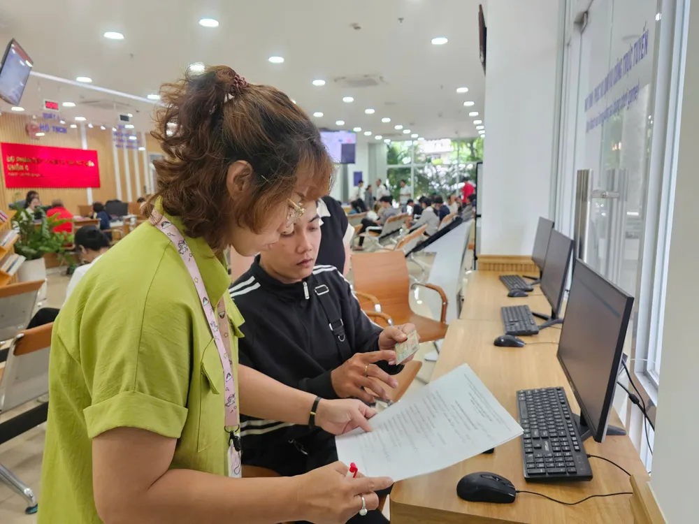 Cán bộ hướng dẫn thủ tục đăng ký thuế trên máy tính cho anh Ô Chấn Hoa z6690931991518_ac162347f078f29f604ebc2a6f99aec8.jpg