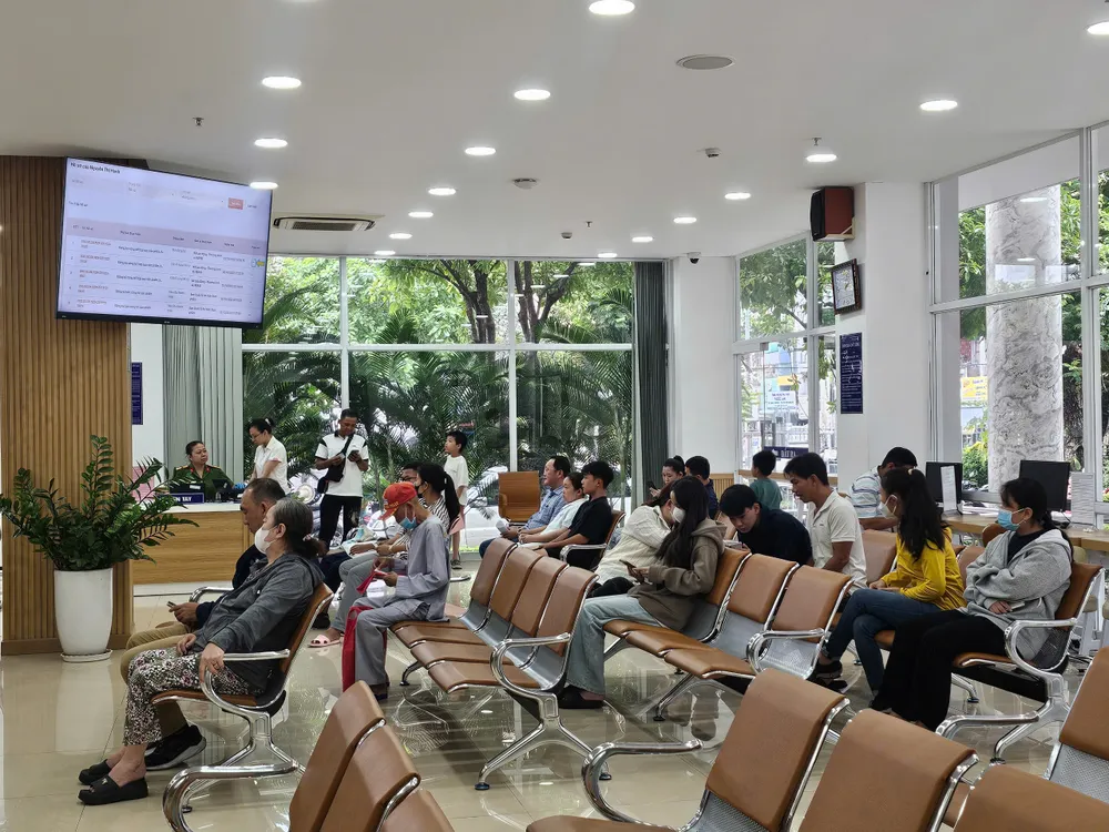 Người dân chờ làm thủ tục cấp, đổi căn cước z6690932009041_fe98602f3616b30677617ad899a35085.jpg