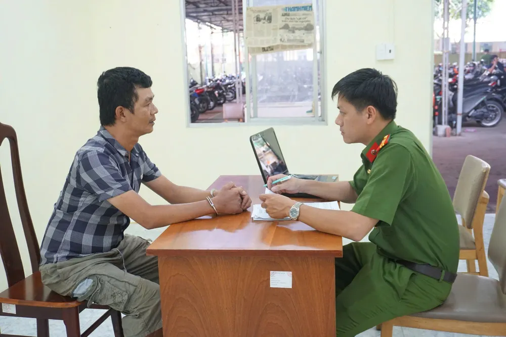 Công an TPHCM lấy lời khai đối tượng Trần Như Phước. Ảnh: CA Ảnh 1 - CQCSĐT CATP lấy lời đối tượng Trần Như Phước.jpg