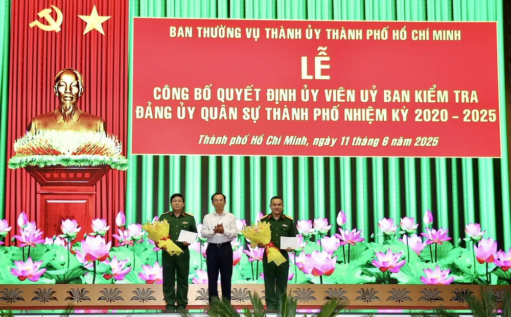 Đồng chí Nguyễn Văn Nên trao quyết định đến các đồng chí. Ảnh: DŨNG PHƯƠNG z6694336170476_28ffbb8c42a13da3f2cdafdaab4147d8.jpg