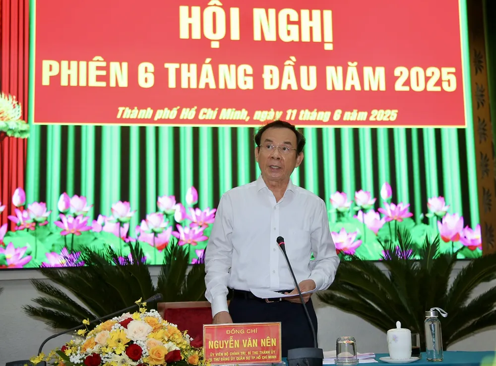 Bí thư Thành ủy TPHCM Nguyễn Văn Nên chủ trì hội nghị. Ảnh: DŨNG PHƯƠNG z6694336295702_3ef62f6c061ee1a7b16a43d95ccd05b8.jpg
