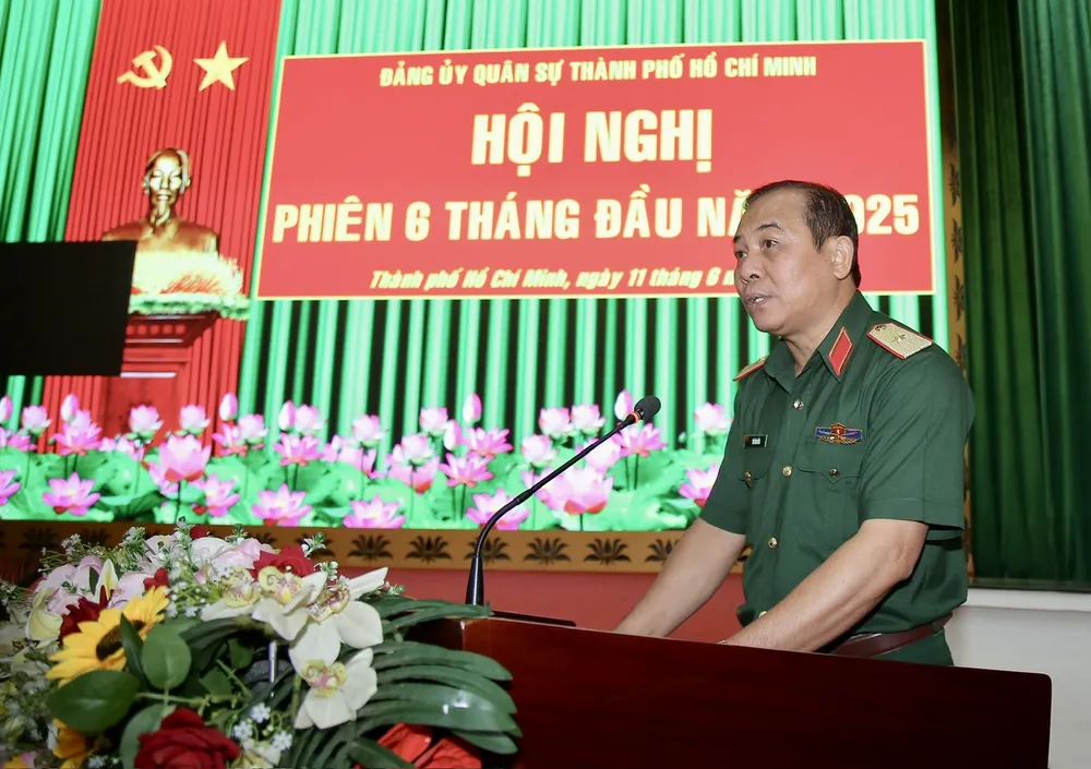 Thiếu tướng Vũ Văn Điền, Tư lệnh Bộ Tư lệnh TPHCM báo cáo tại hội nghị. Ảnh: DŨNG PHƯƠNG z6694336412385_49ef9271ac667565de9962a26f6af387.jpg