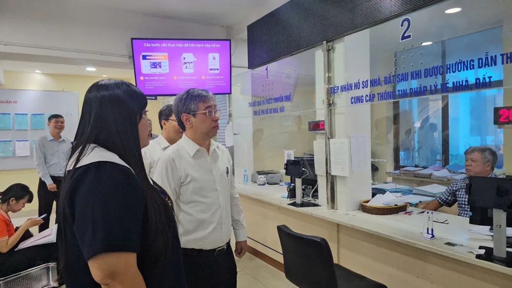 Đồng chí Nguyễn Phước Lộc giám sát, theo dõi việc vận hành thử nghiệm chính quyền cấp xã tại UBND phường Diên Hồng z6697123195116_9d8a4e2e774b14baee79c4a71a90814b.jpg