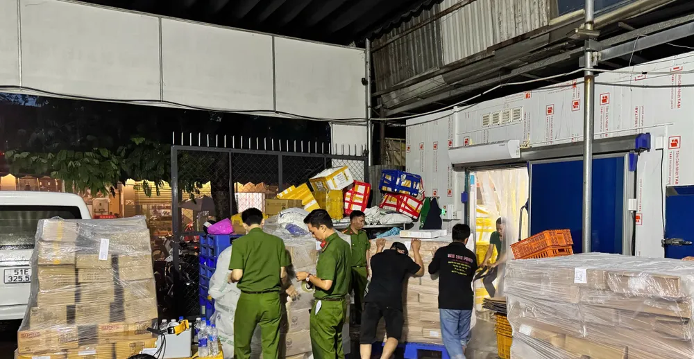 Công an TPHCM kiểm tra hàng hóa vi phạm z6698851213300_9c6b1388b3b88fb6677c0613a189db83.jpg