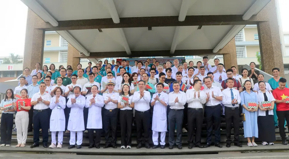 Đoàn đại biểu chụp hình lưu niệm cùng đoàn công tác y tế z6700533677532_e729a4a313c0b8deaa1f735f3ed09eb9.jpg