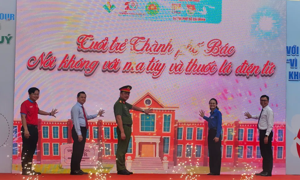 គណៈប្រតិភូធ្វើពិធីបង្ហាញការប្តេជ្ញាចិត្តរបស់យុវជនទីក្រុងហូជីមិញក្នុងខែធ្វើសកម្មភាពទប់ស្កាត់ និងប្រឆាំងគ្រឿងញៀន z6701647159408_6b931ec0a920660e42b0b2f05a2f3f4e.jpg
