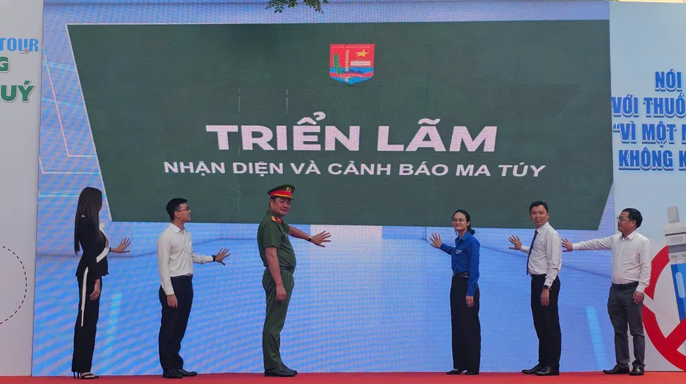 គណៈប្រតិភូធ្វើពិធីសម្ពោធការតាំងពិព័រណ៌អនឡាញ z6701647190427_76e4da66af1beb83edbc63deffd44b40.jpg