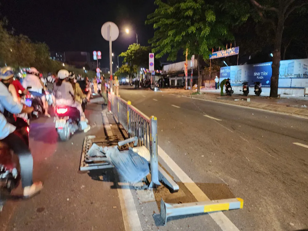 Ô tô tông đổ dải phân cách. Ảnh: AX z6708292214621_1a133fe5fdc5aae6a70337f025632a99.jpg