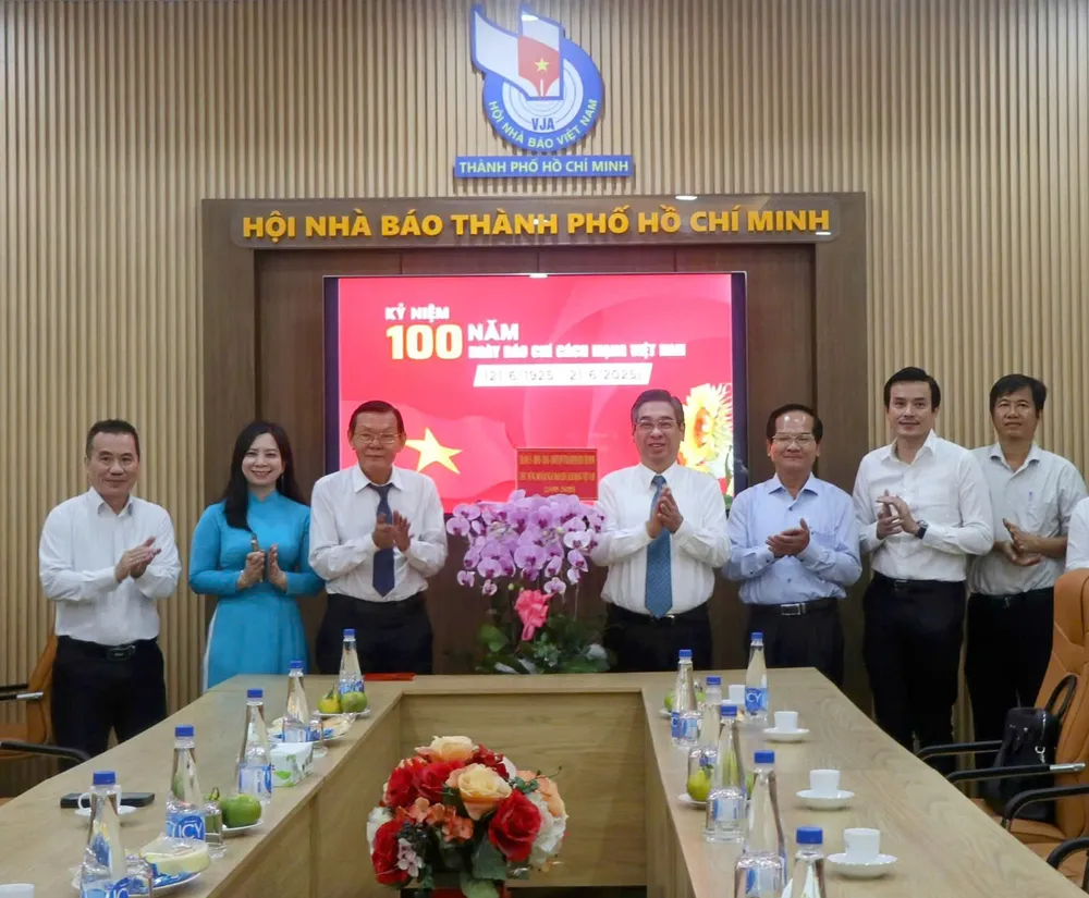 Đoàn đại biểu chúc mừng Hội Nhà báo TPHCM z6713678925351_b04dc204ef240d3146036aadc9704b0e.jpg