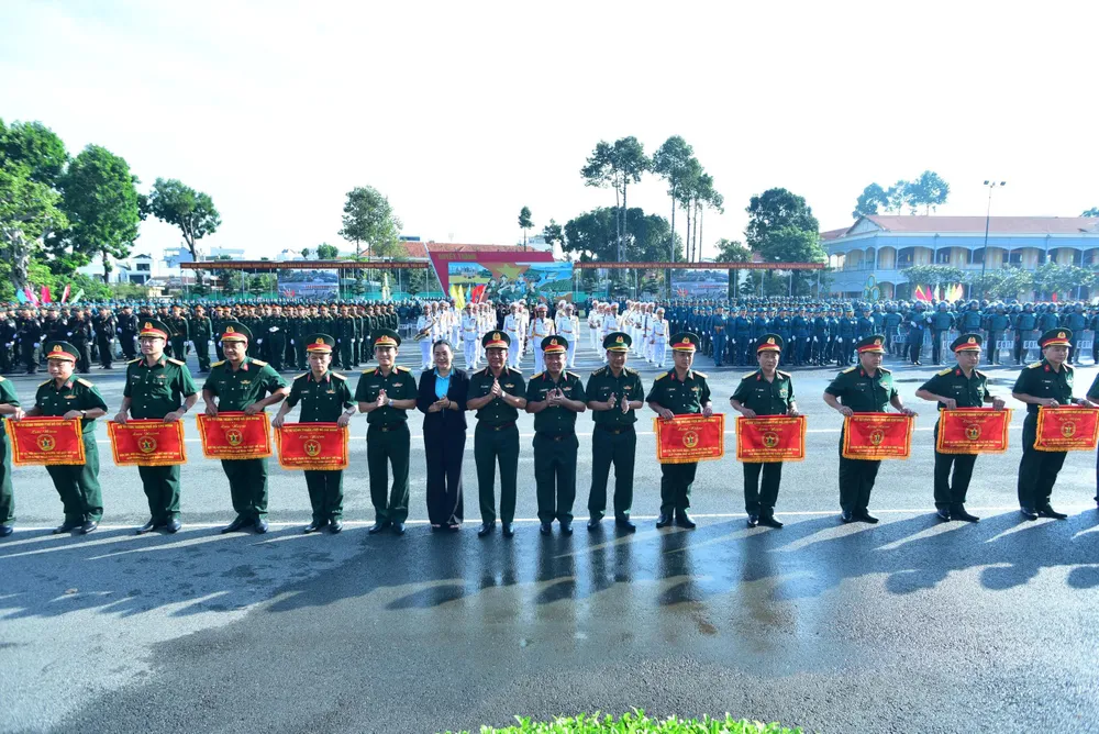 Tặng cờ lưu niệm cho các đơn vị tham gia hội thao. Ảnh: HỮU TÂN z6714008030451_42ea21a910c5bb8663ab5edabc94c610.jpg