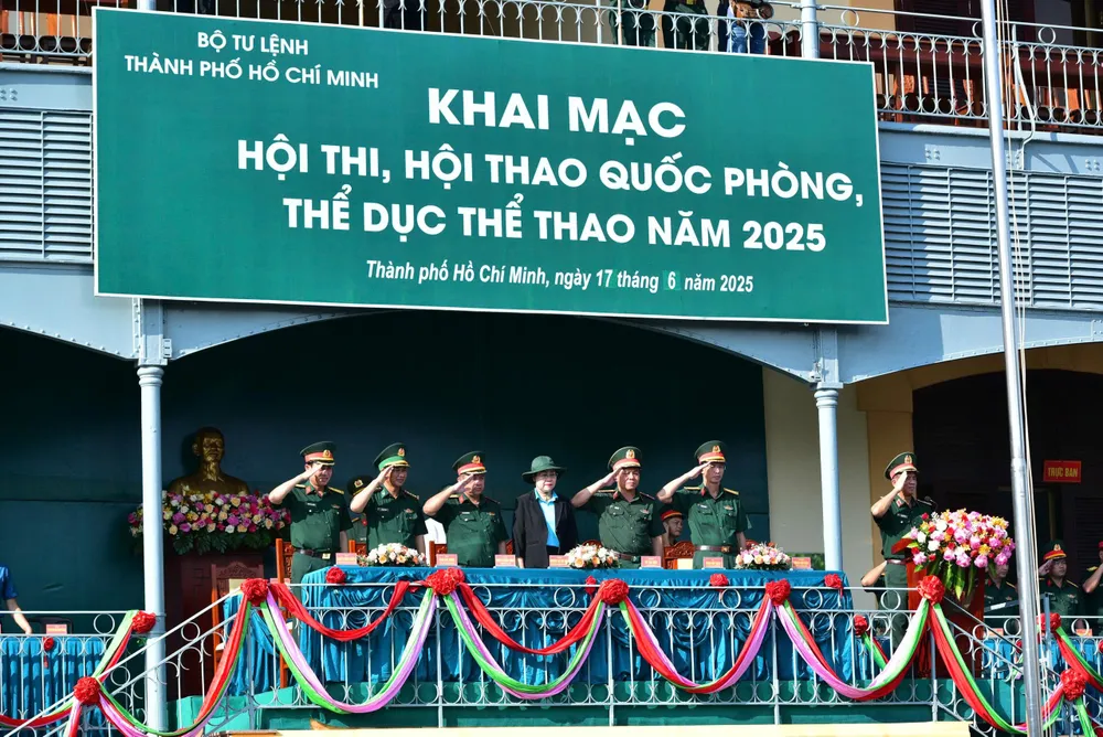 Đại biểu dự lễ khai mạc. Ảnh: HỮU TÂN z6714008356737_f835c9044172c9bc757cd7a506894021.jpg