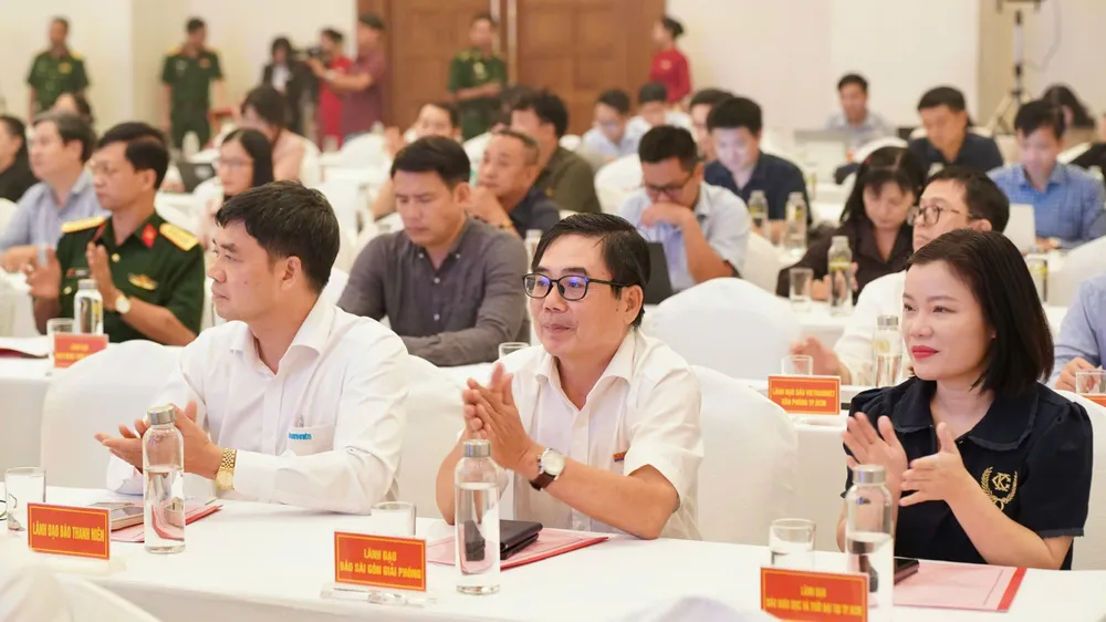 Nhà báo Trần Minh Trường - Báo Sài Gòn Giải Phóng (ở giữa) dự buổi gặp mặt. Ảnh: HOÀNG HÙNG z6714267165575_49dd9a56ac34bf848709a64e06d94d03.jpg