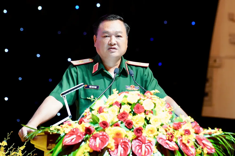 Thiếu tướng Trần Vinh Ngọc, Chính ủy Quân khu 7 phát biểu tại buổi gặp mặt. Ảnh: HOÀNG HÙNG z6714267247475_76e180ab43b7cef18ac7975893c09165.jpg