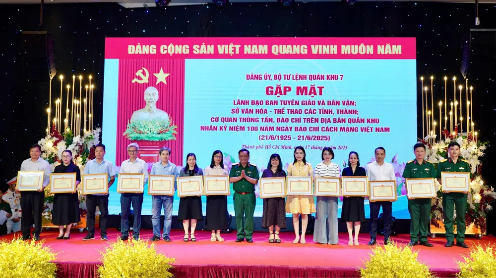 Các tập thể, cá nhân nhận Bằng khen của Quân khu 7. Ảnh: HOÀNG HÙNG z6714639410198_28b02b15ed8c9f4fe18752e9d485f04a.jpg