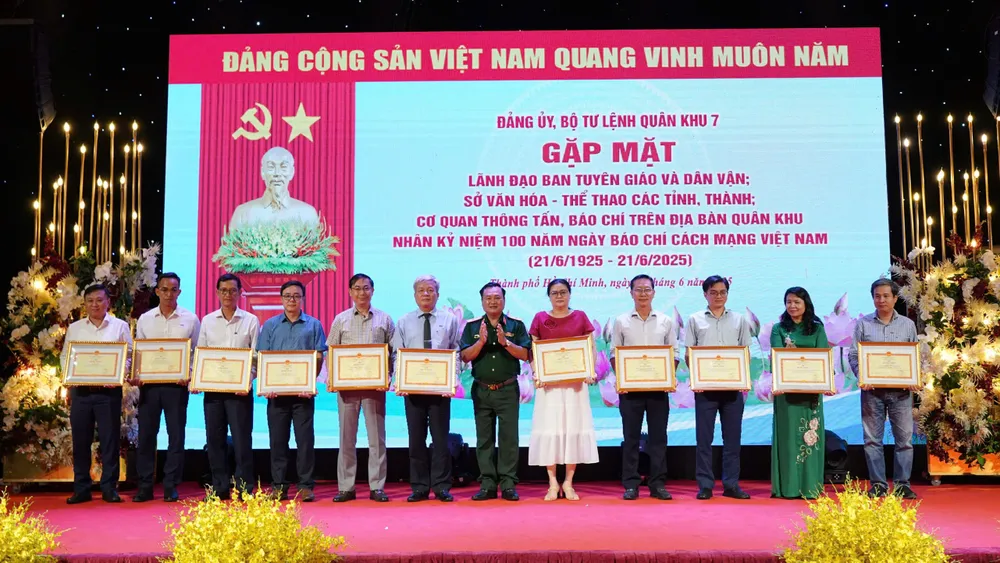 Thiếu tướng Trần Vinh Ngọc trao bằng khen của Quân khu 7 đến các tập thể, cá nhân tại buổi gặp mặt. Ảnh: HOÀNG HÙNG z6714639439165_e680b4e46c4e8b266c3a0bb39427671e.jpg
