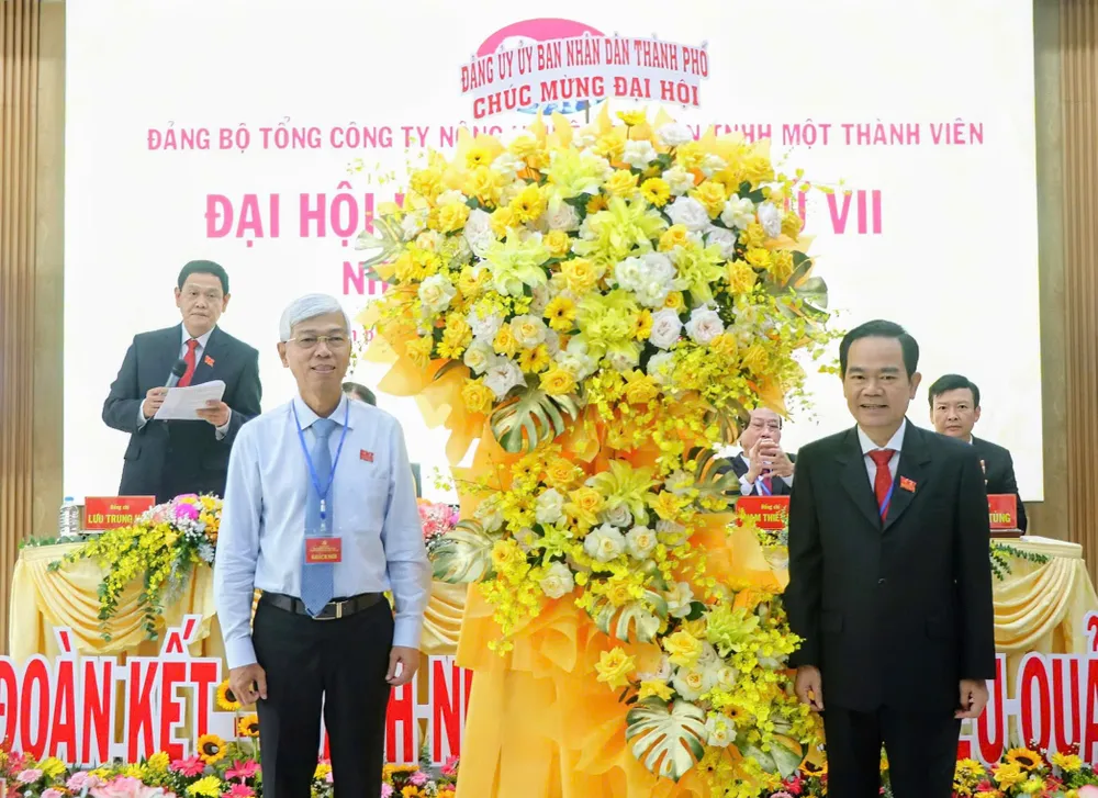 Đồng chí Võ Văn Hoan tặng hoa chúc mừng đại hội z6724384032476_8dcef485b5395e6e31a292cd20b2ee7d.jpg