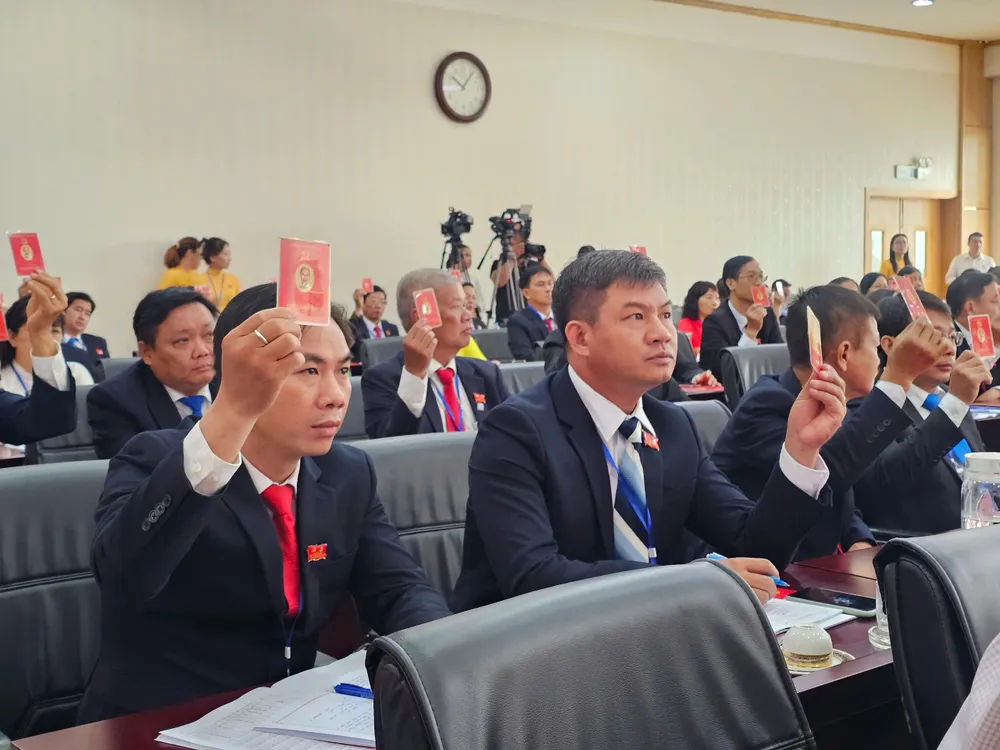 Đại biểu biểu quyết tại đại hội z6724386019566_acee67a2e55421495e06fec73dd6ec49.jpg