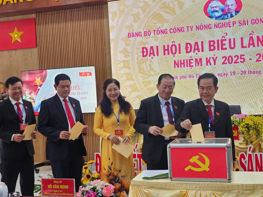 Các đại biểu bỏ phiếu bầu Ban Chấp hành nhiệm kỳ mới z6724394134612_afc12584c0298a4bc90e8613219fa00f.jpg