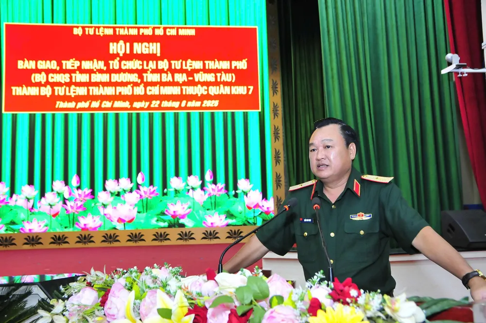 Thiếu tướng Trần Vinh Ngọc phát biểu tại hội nghị. Ảnh: HỮU TÂN z6732446633501_b5ba66e11c568513c0eeb25a032dbb25.jpg