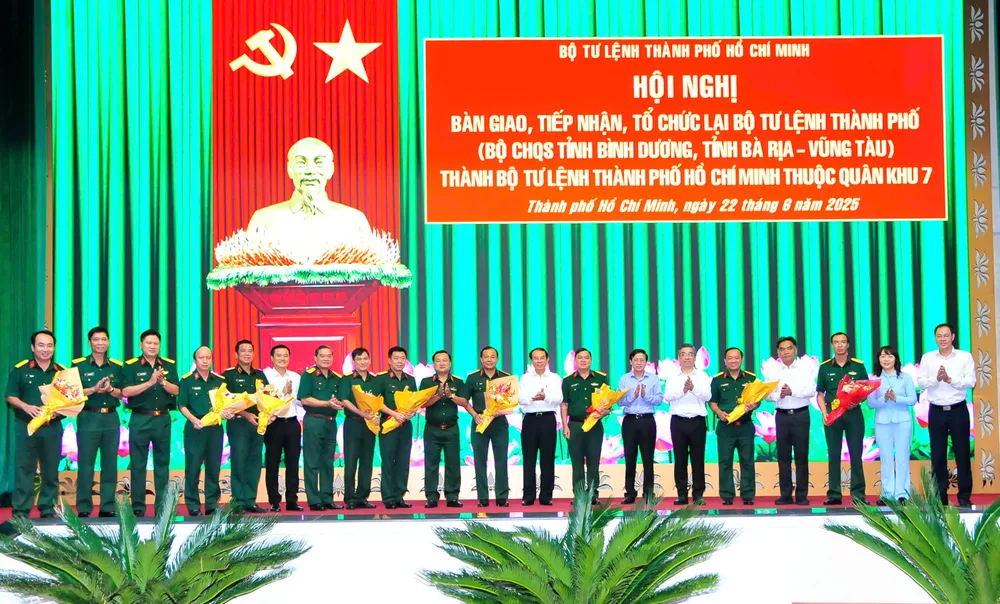 Đại biểu chụp hình lưu niệm tại hội nghị. Ảnh: HỮU TÂN z6732446648183_40ed70447052740dcf85c9be13a959de.jpg