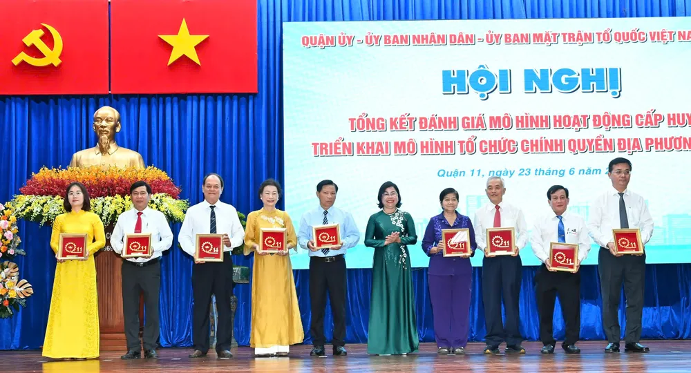 Tặng quà tri ân đến 60 đồng chí tại hội nghị. Ảnh: VIỆT DŨNG z6732988750200_128e7a3038478cde28b5204ad37fd4b9.jpg