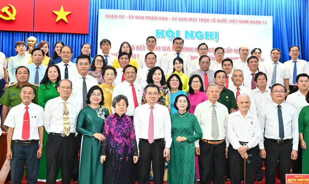 Đại biểu chụp hình lưu niệm tại hội nghị. Ảnh: VIỆT DŨNG z6732988759500_afc0ead54e8cdef9187bbeeec2c42f13.jpg