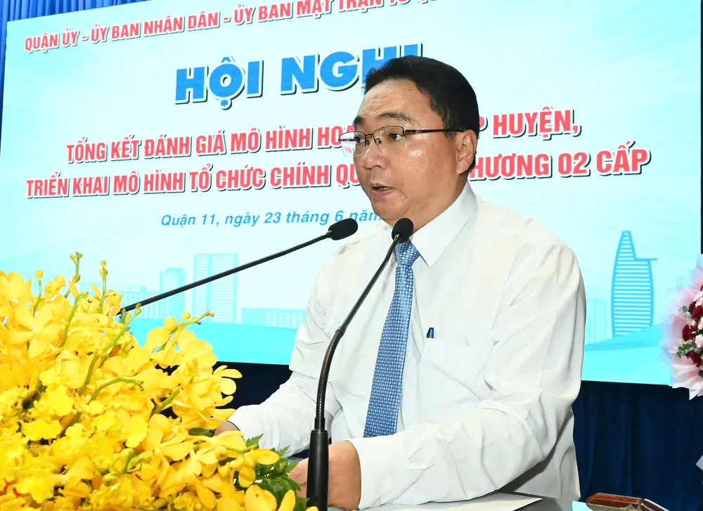 Chủ tịch UBND quận 11 Nguyễn Trần Bình phát biểu tại hội nghị. Ảnh: VIỆT DŨNG z6732988781892_fef2c8fcaef1b73ba0a6e11aab7e9a3d.jpg