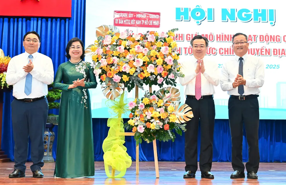 Đồng chí Nguyễn Thanh Nghị tặng hoa chúc mừng hội nghị. Ảnh: VIỆT DŨNG z6732988827597_b7b13013647be1a39790381f06e6365a.jpg