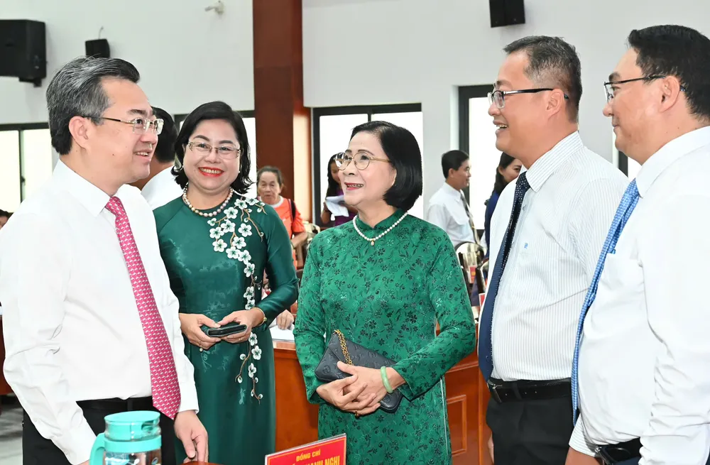 Đồng chí Nguyễn Thanh Nghị gặp gỡ nguyên lãnh đạo quận 11 qua các thời kỳ và lãnh đạo đương nhiệm. Ảnh: VIỆT DŨNG z6732988842048_8bafce15bf891a4531bd9d23bca5cdd5.jpg